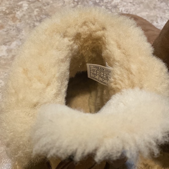 Uggs Bow Boots - Picture 3 of 5